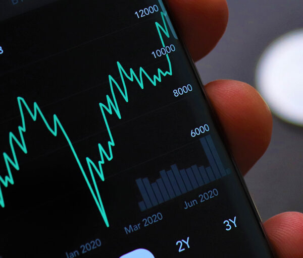 AI Investing vs Fund Managers - Who Makes Better Decisions?